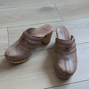 UGG Australia "Vivica" Leather Clogs Sz 5